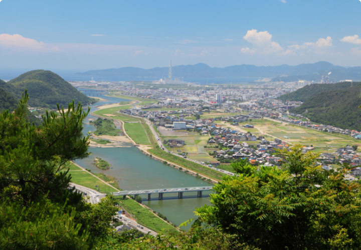 ※千種川と赤穂市街(提供写真)